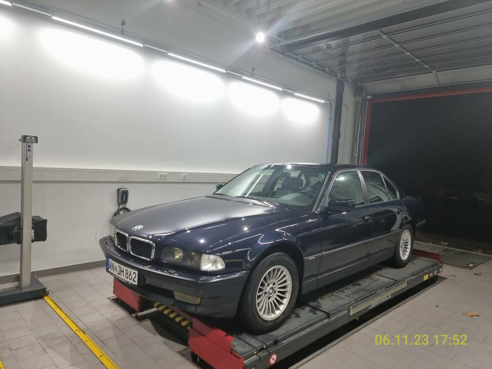 Image 49/58 of BMW 750i (1997)
