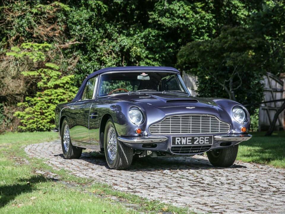 Immagine 2/24 di Aston Martin DB 6 Volante (1967)