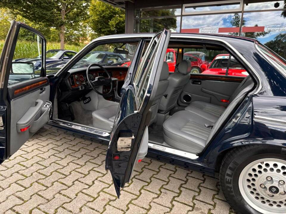 Image 10/20 de Daimler Double Six (1993)