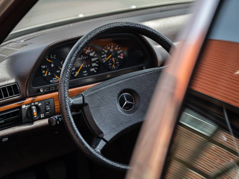 Image 24/50 of Mercedes-Benz 280 SE (1985)