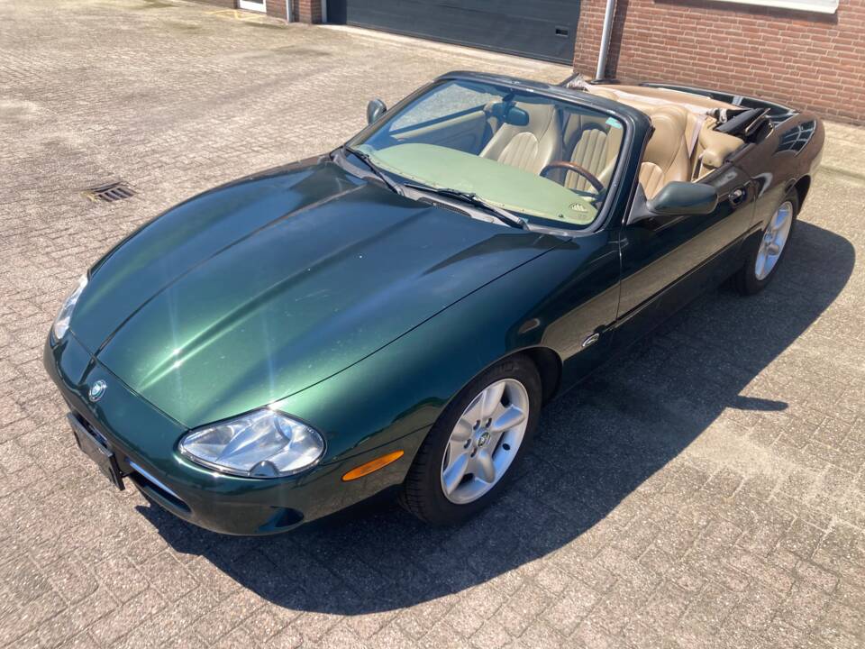 Image 6/33 of Jaguar XK8 4.0 (1997)