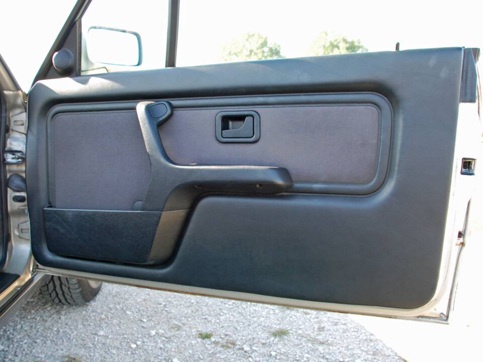 Afbeelding 14/25 van BMW 320i (1990)