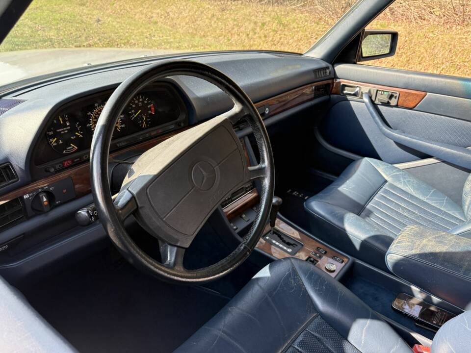 Image 2/8 of Mercedes-Benz 560 SEL (1986)