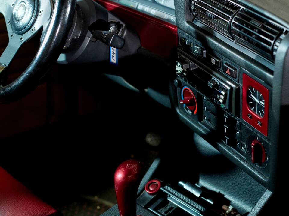 Image 34/45 of BMW 320i (1990)