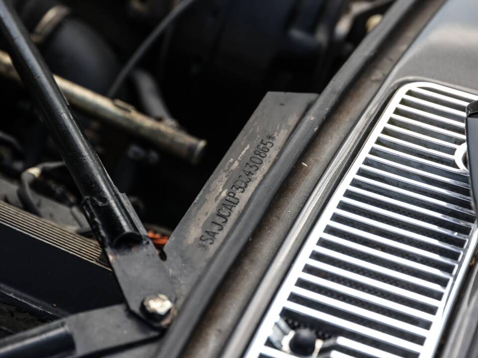 Bild 33/48 von Jaguar XJ 6 4.2 (1985)