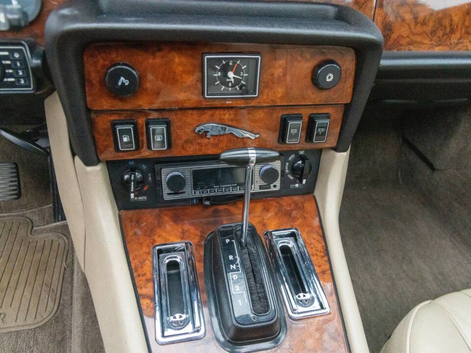 Image 20/50 of Jaguar XJ 12 (1987)