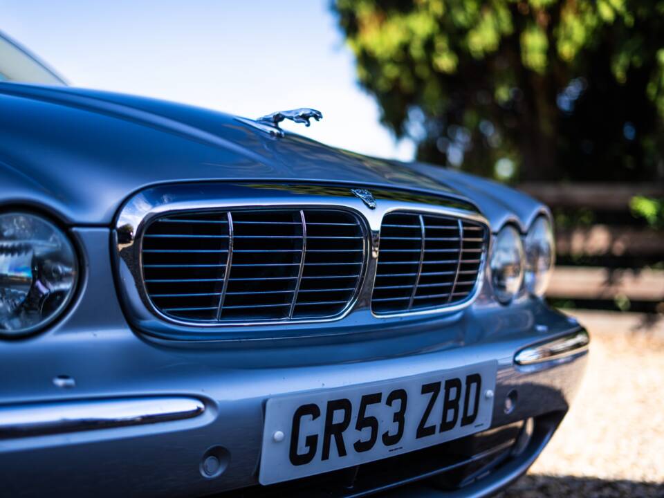 Image 26/50 of Jaguar XJ 8 4.2 (2003)