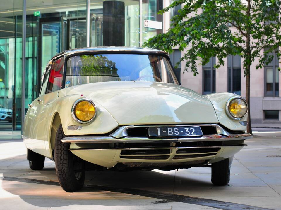 Image 2/56 de Citroën DS 19 (1958)