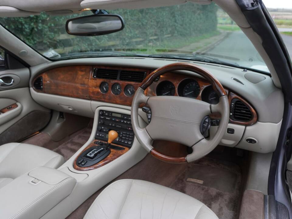 Image 8/19 of Jaguar XK8 4.0 (2001)