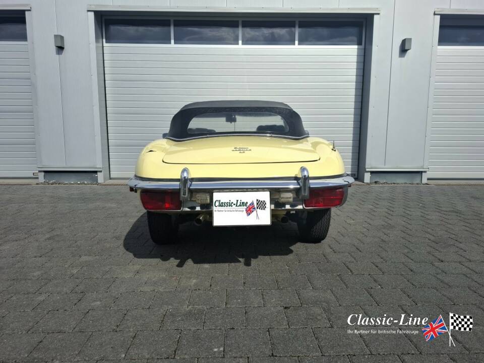 Image 4/12 de Jaguar E-Type (1969)