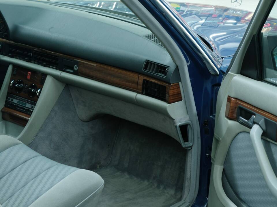Bild 24/50 von Mercedes-Benz 300 SE (1990)