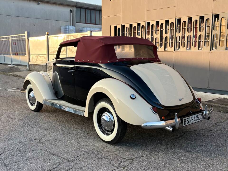 Image 4/26 de Ford V8 Deluxe Club Cabriolet (1937)