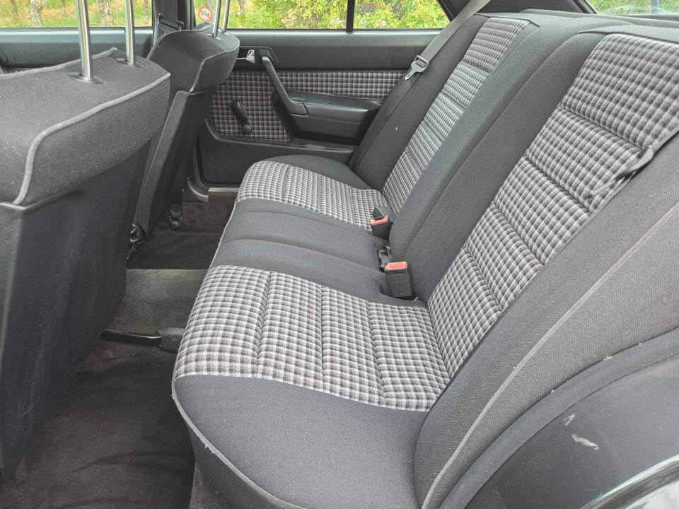 Bild 16/39 von Mercedes-Benz 190 E 1.8 (1992)