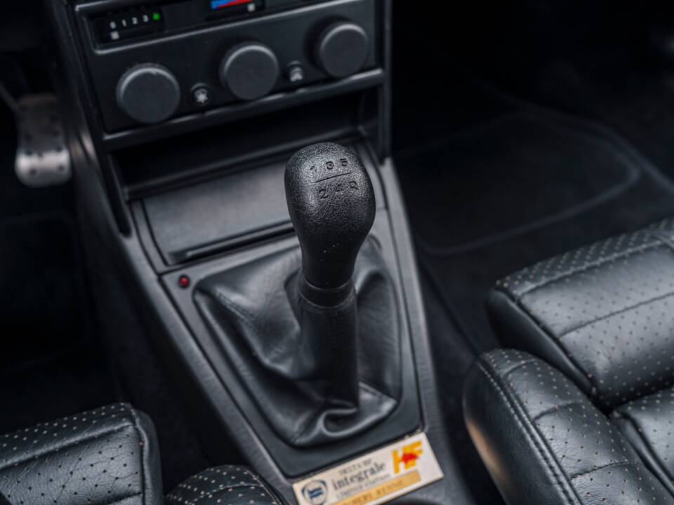 Image 21/27 of Lancia Delta HF Integrale Evoluzione I (1992)