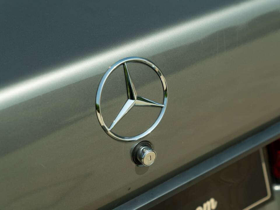 Image 17/50 of Mercedes-Benz 190 E (1987)