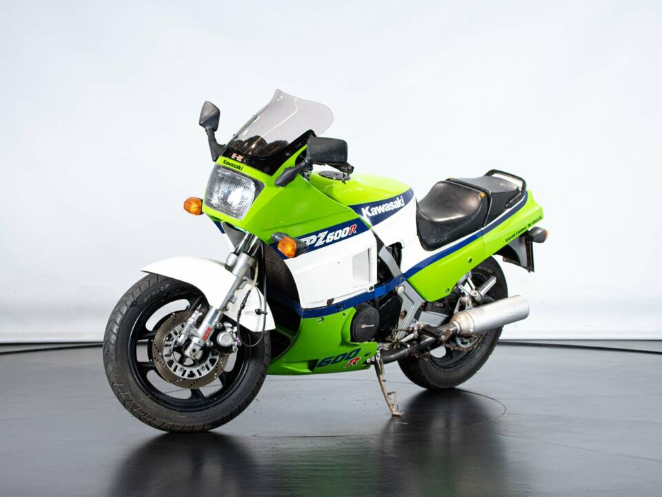 Image 2/36 of Kawasaki GPZ 600 R (1985)