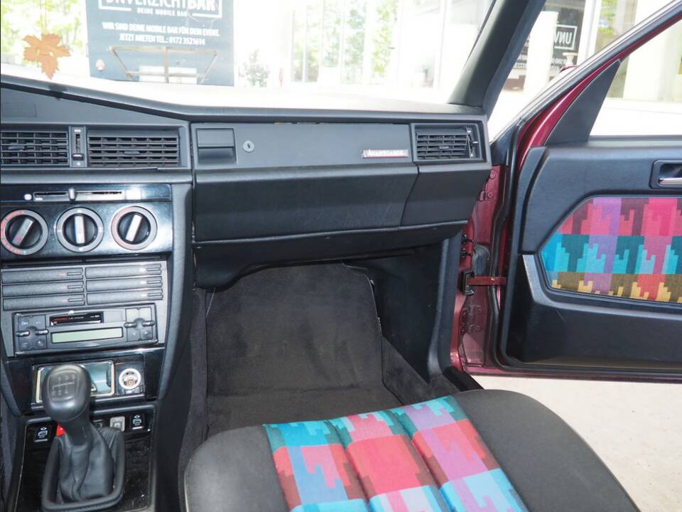 Image 65/137 of Mercedes-Benz 190 E 1.8 Avantgarde &quot;Rosso&quot; (1992)
