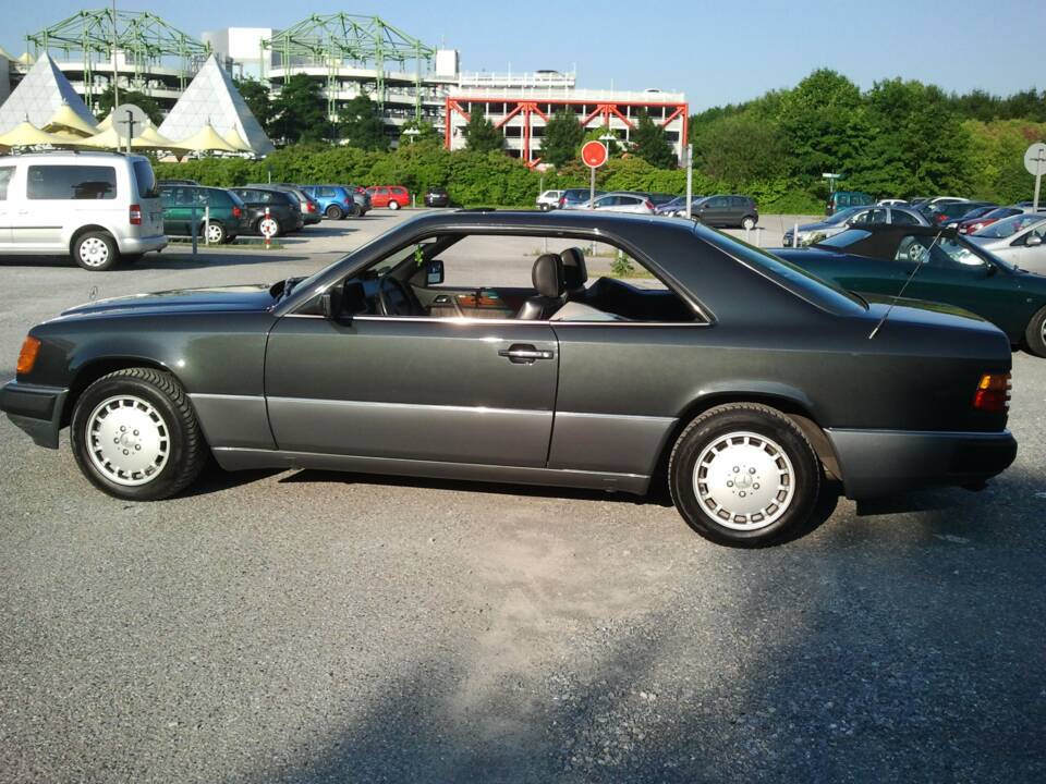 Image 4/9 of Mercedes-Benz 300 CE (1990)