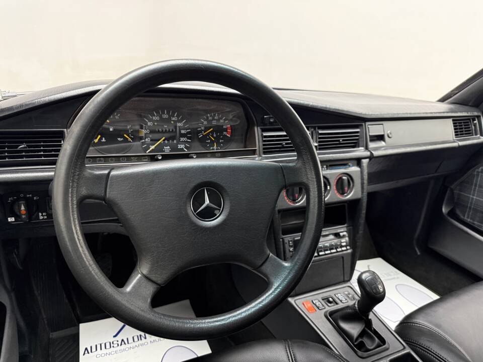 Image 13/21 of Mercedes-Benz 190 E 2.5-16 (1993)