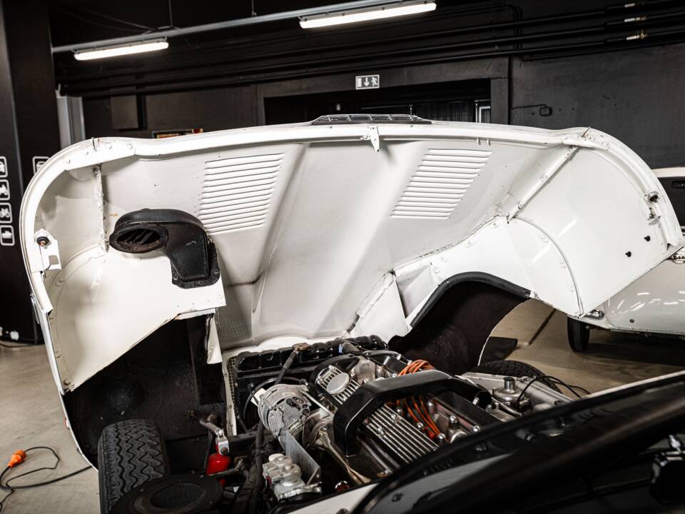 Image 41/53 de Jaguar E-Type (1970)