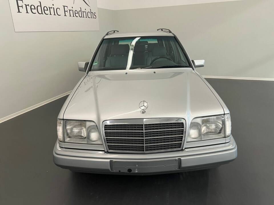 Image 2/15 of Mercedes-Benz 220 E (1993)