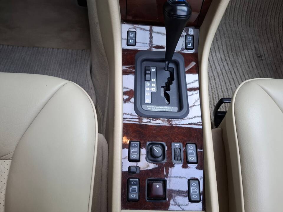 Image 13/42 of Mercedes-Benz 300 CE-24 (1993)