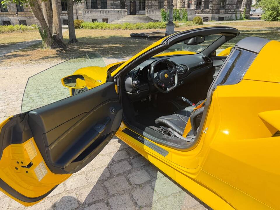 Image 14/18 of Ferrari 488 Spider (2018)
