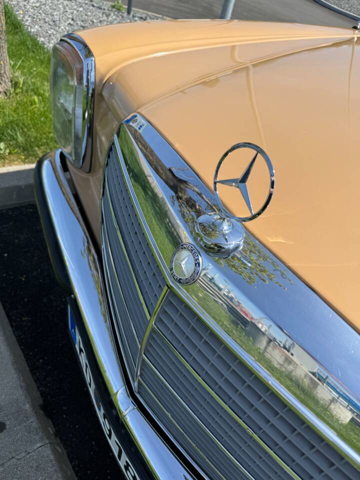 Bild 3/8 von Mercedes-Benz 200 (1975)