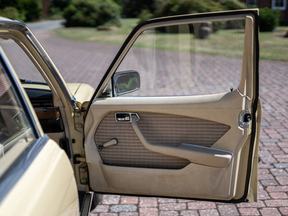 Image 33/40 of Mercedes-Benz 350 SE (1975)