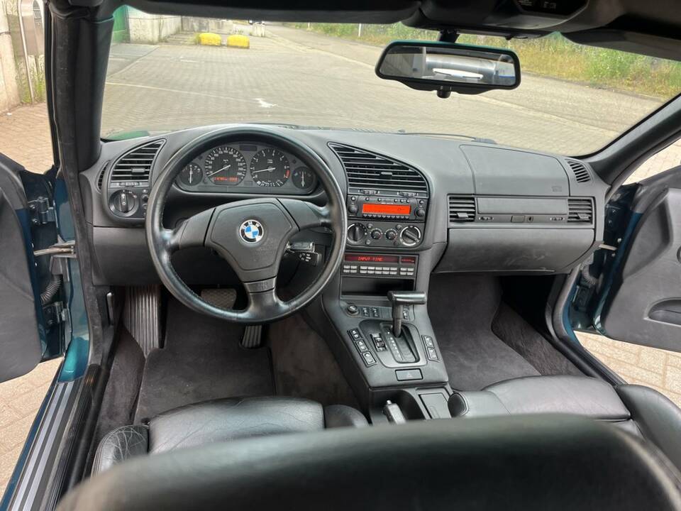 Image 8/8 of BMW 325i (1995)