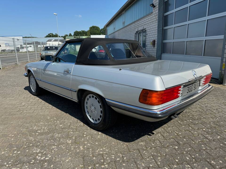 Image 23/72 of Mercedes-Benz 300 SL (1988)