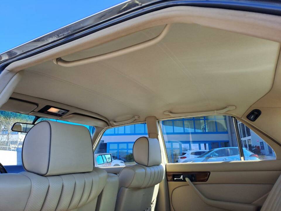 Image 13/50 of Mercedes-Benz 300 SE (1990)