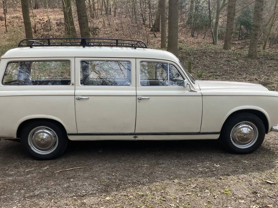 Image 4/18 of Peugeot 403 Familiale (1958)