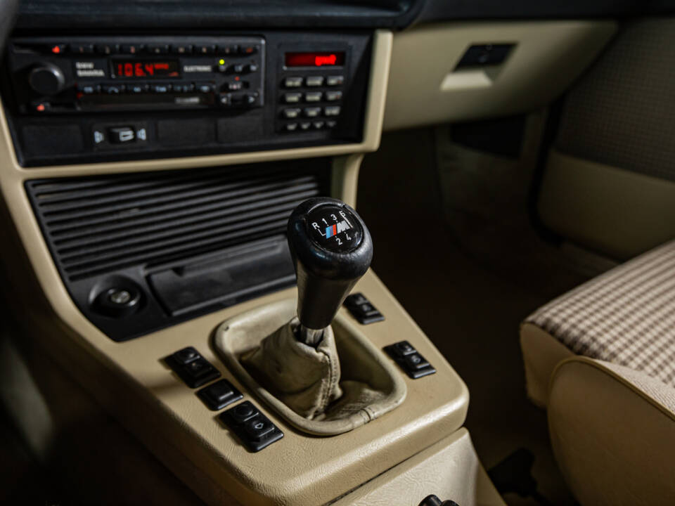 Image 22/26 de BMW M 635 CSi (1985)