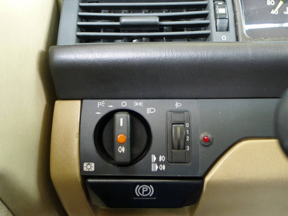 Image 13/33 of Mercedes-Benz 300 CE (1988)