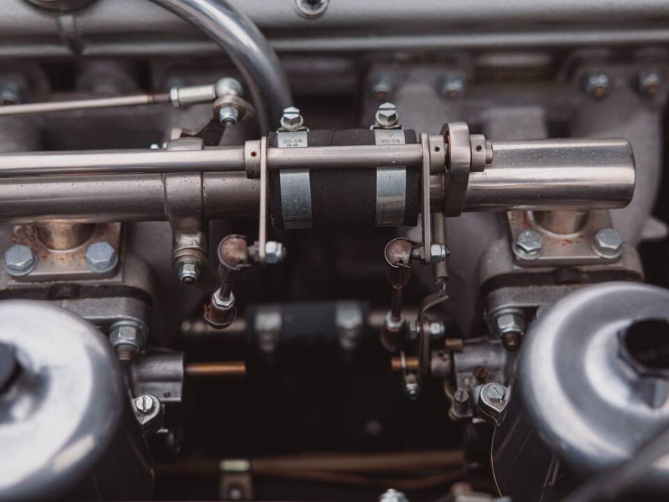 Image 44/99 of Aston Martin DB 6 Volante (1968)