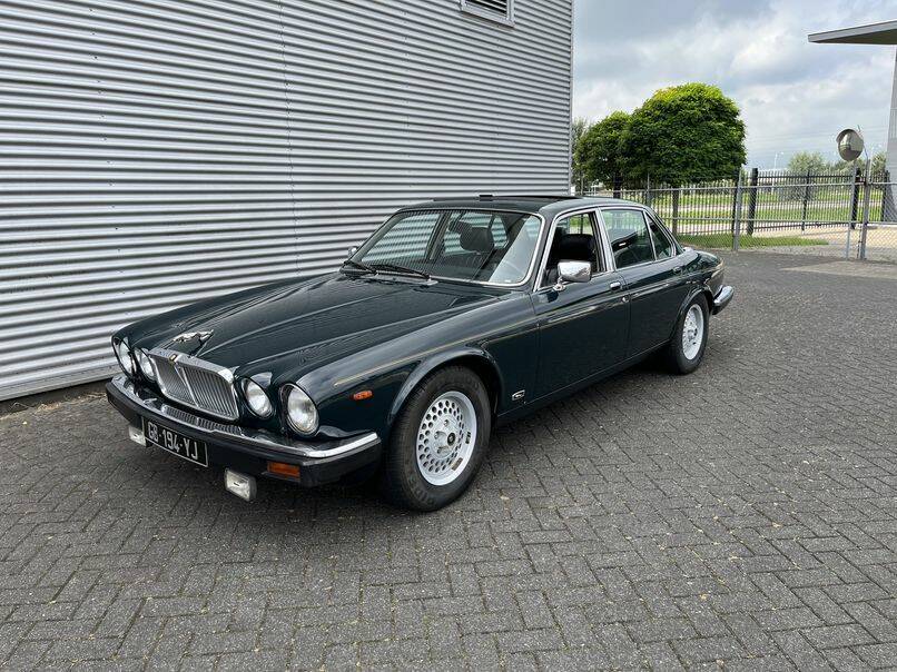 Image 4/8 of Jaguar XJ 12 (1991)