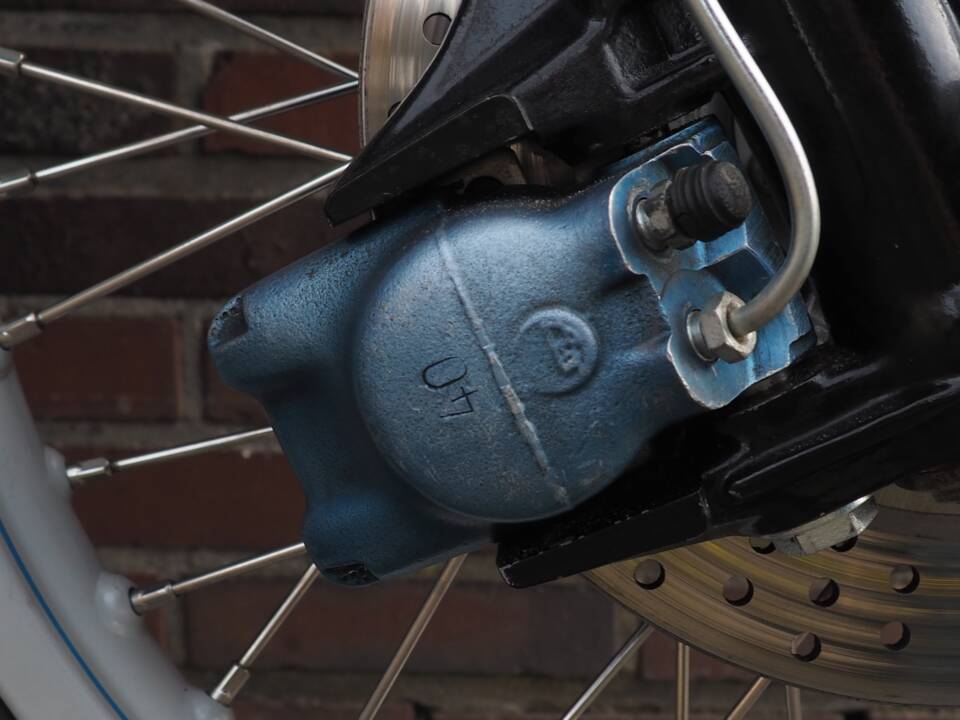 De blauwe remklauw alleen voor de R100RS.