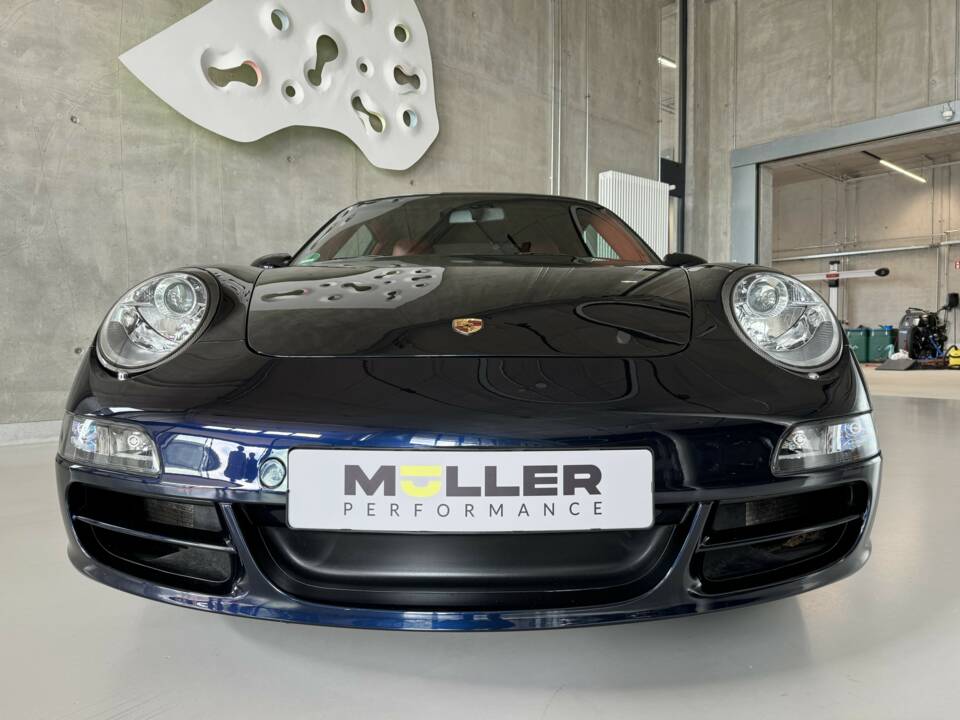 Immagine 7/29 di Porsche 911 Carrera S (2006)