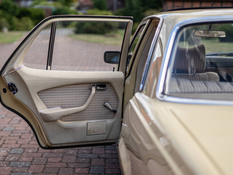Image 39/40 of Mercedes-Benz 350 SE (1975)