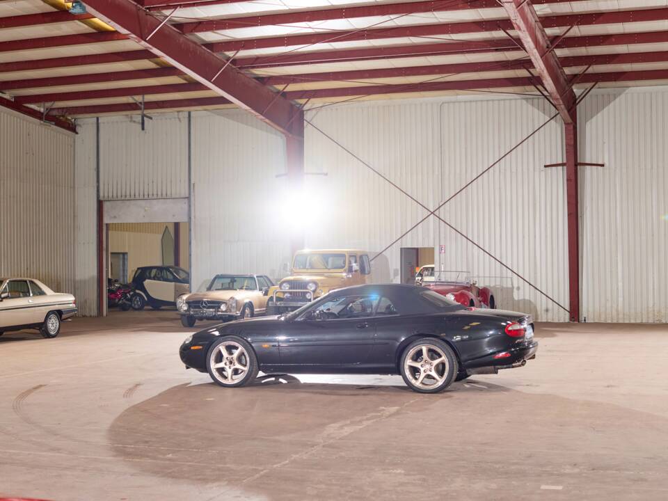 Bild 19/55 von Jaguar XKR (2000)