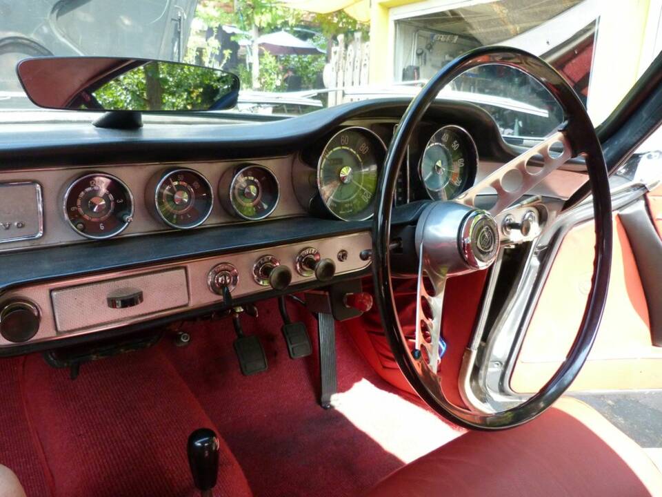 Image 2/8 of Volvo 1800 S (1964)