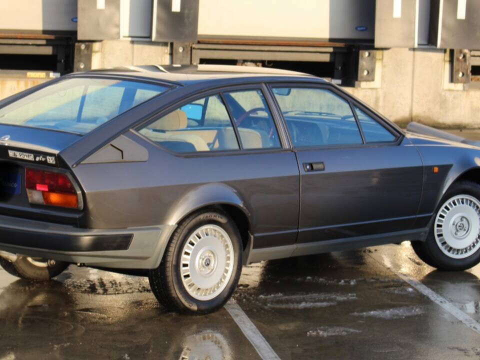 Image 2/21 of Alfa Romeo GTV 2.0 (1982)