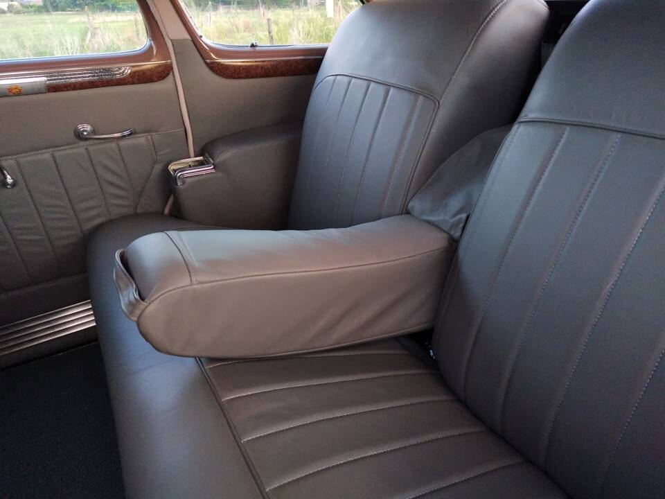 Image 14/50 of Cadillac 61 Sedan (1941)