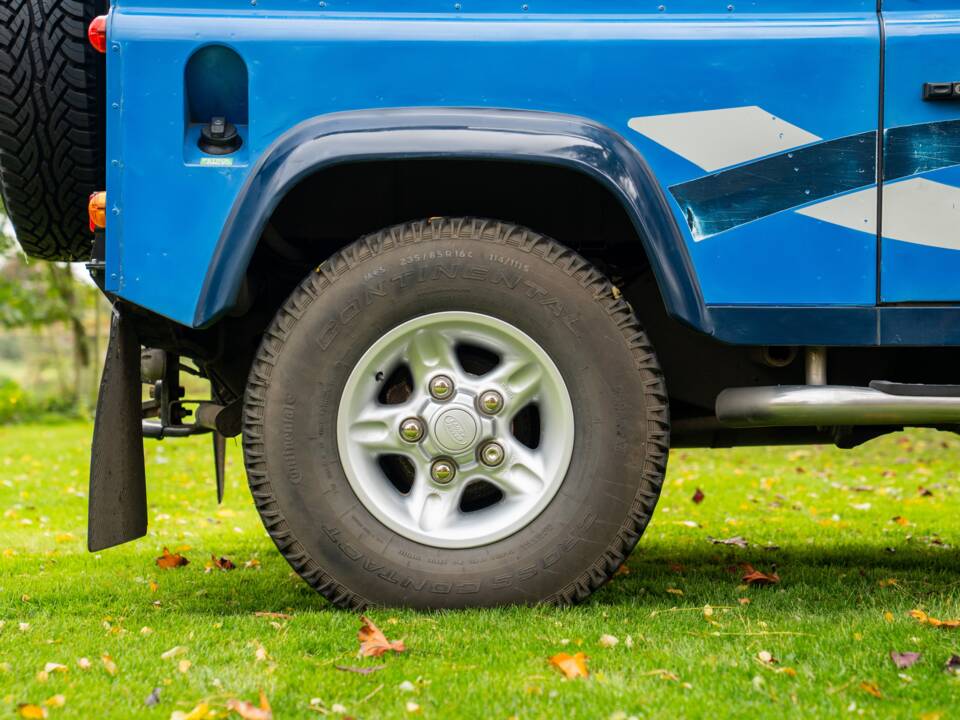 Image 30/50 of Land Rover Defender 90 "50th Anniversary" (1998)