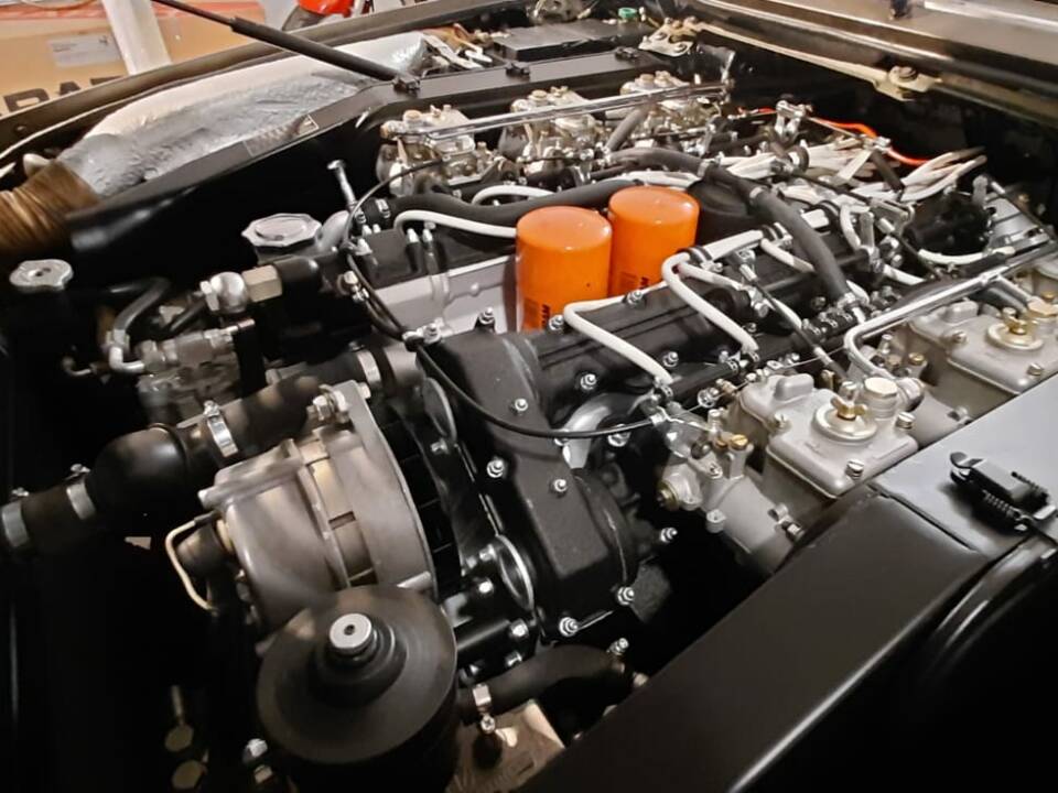 Image 17/21 de Ferrari 365 GT4 2+2 (1973)