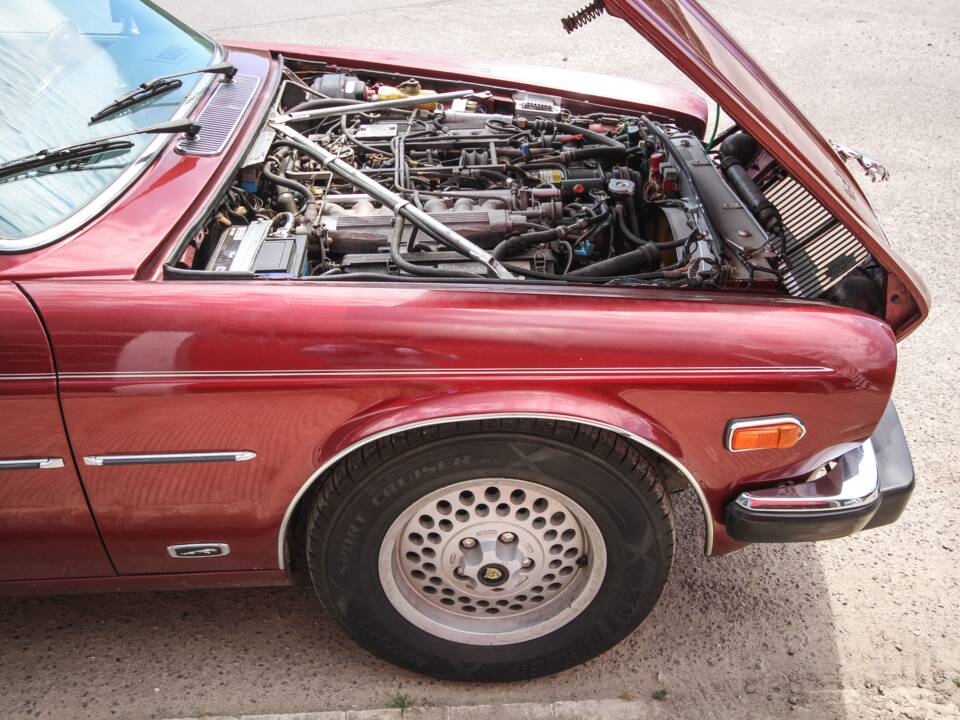 Image 41/44 of Jaguar XJ 12 (1990)
