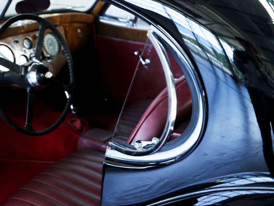 Image 16/47 de Jaguar XK 120 FHC (1954)