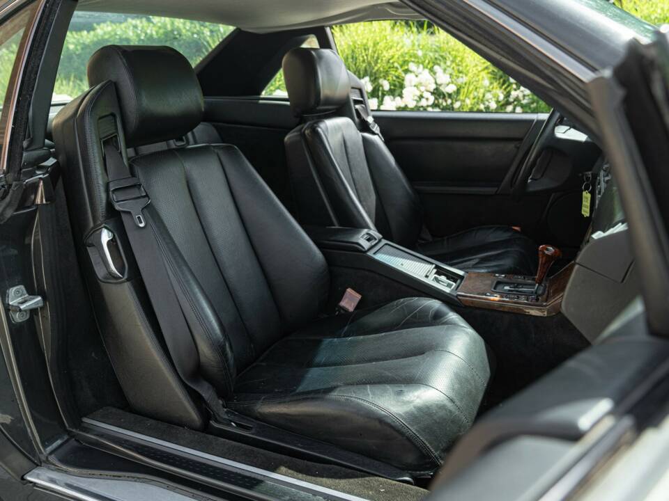 Image 28/50 of Mercedes-Benz 300 SL (1990)