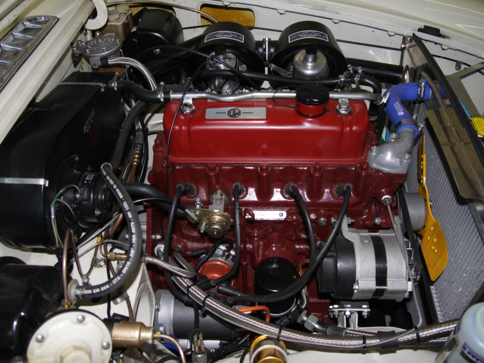 Bild 21/28 von MG MGB GT (1968)